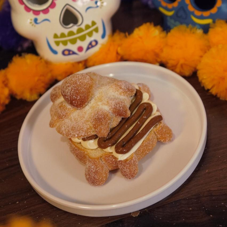 Pan de Muerto Relleno con Dulce de Leche y Nuez