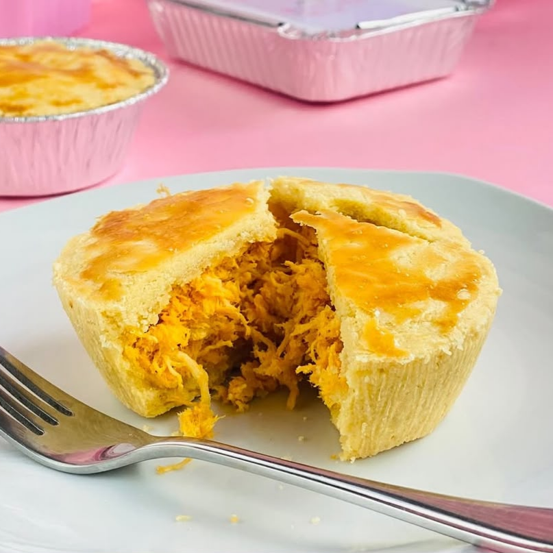A clássica e inconfundível! Massa leve que derrete na boca, recheada com um frango desfiado suculento, tempero especial da casa ,Impossível comer uma só!