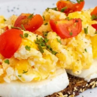 Huevos Revueltos con Queso Mozzarella