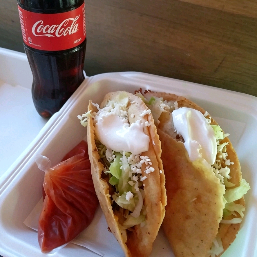 Quesadilla Frita de Pierna mas Bebida