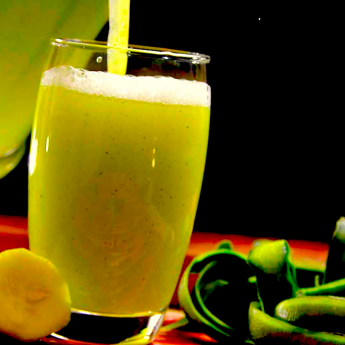 Vaso de Agua Fresca de Fruta de Temporada
