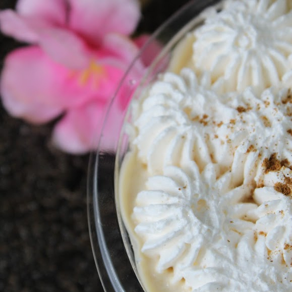 A nossa Torta de Banana - Banoffe é uma sobremesa irresistível e requintada. Cuidadosamente preparada, essa tortinha apresenta camadas de banana fresca, cobertas por um rico doce de leite e um chantilly macio, perfeitamente adoçado. Para finalizar, uma pitada de canela para um toque exótico e uma farofa doce crocante, adicionando uma textura surpresa. Esta é uma das estrelas das nossas Sobremesas Do Japa Loko, ideal para quem aprecia sabores equilibrados e uma experiência culinária única.