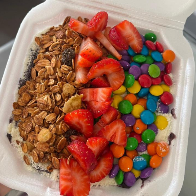 Creme super saboroso, com uma fruta da sua escolha, com três cereais, uma guloseima e calda de sua preferência.