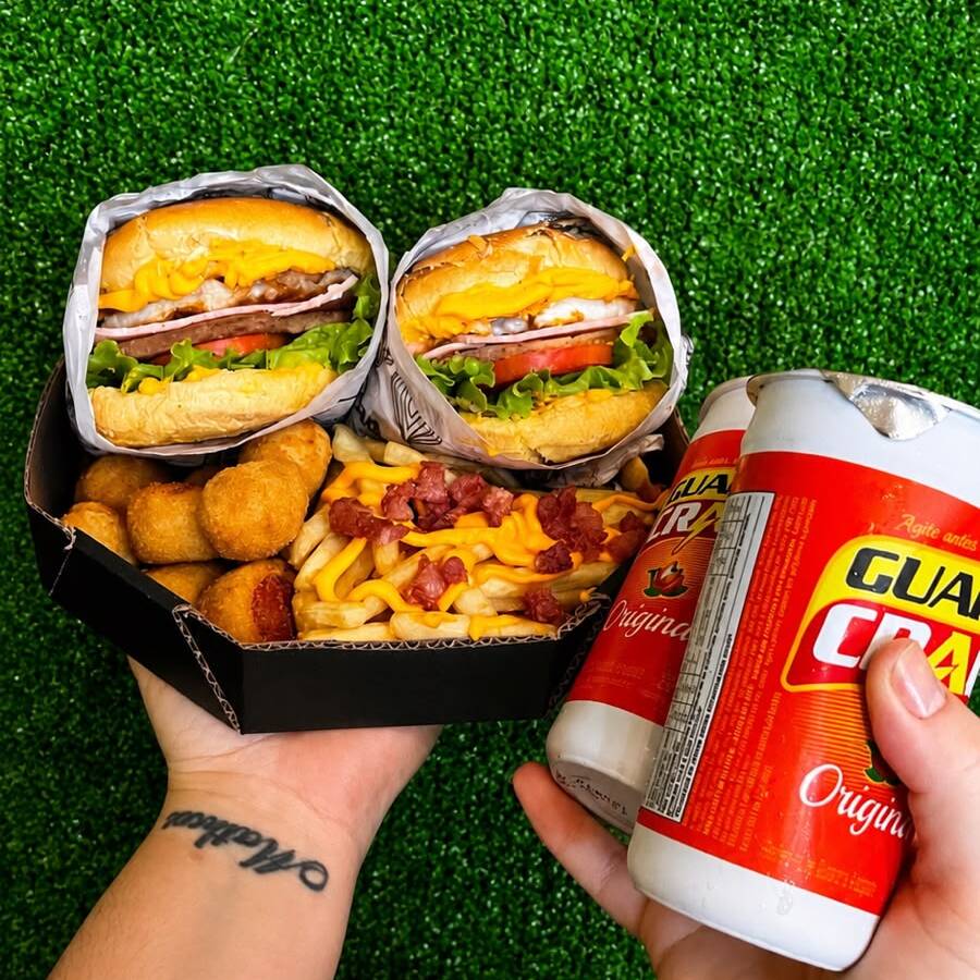 Perfeito para dividir! O Combo Casal Point Premium acompanha:
2 Hambúrgueres completos (pão, hambúrguer, ovo, presunto, queijo a sua escolha, alface e tomate)
Batata frita com cheddar e bacon
Salgadinhos fritos
2 Guaracrac
Ideal para duas pessoas.