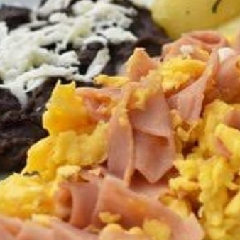 HUEVOS CON TOCINO