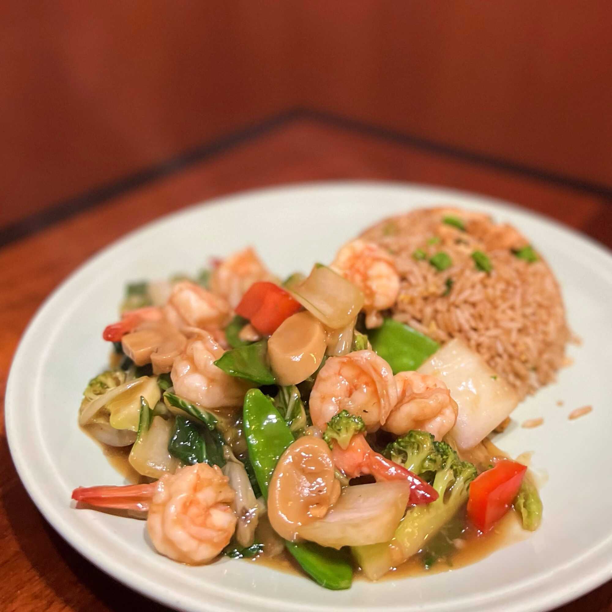 Langostinos con Verduras y Champiñones con Chaufa