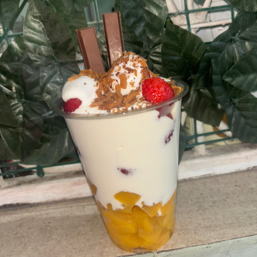 Durazno-fresas con Crema y Kit Kat
