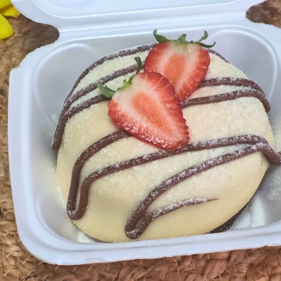 Massa fofinha de chocolate 50% cacau com recheio de Nutella e cobertura de brigadeiro de Ninho super cremoso. Finalizado com fios de Nutella, morango e leite Ninho em pó. Peso aprox 200 gr.