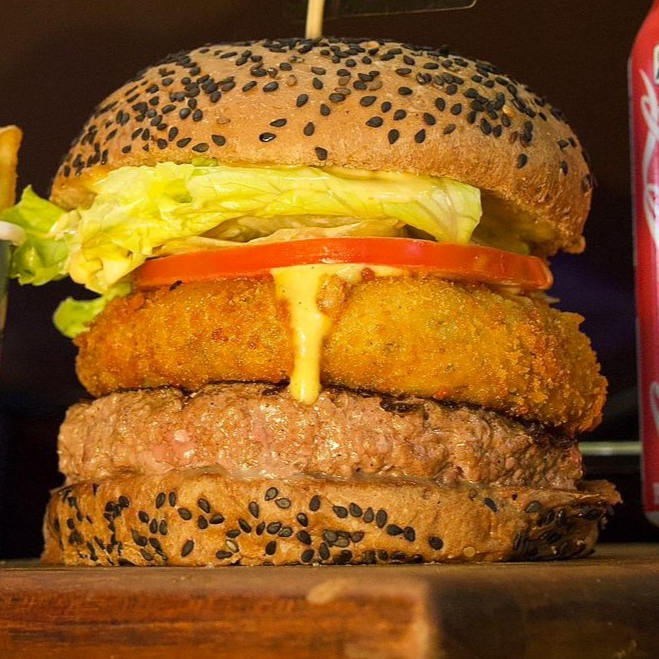 Pão de hamburguer australiano c/ gergelim macio, hamburguer 160g suculento bovino 100% Angus, tomate italiano fatiado, alface americana fresca, disco de queijo muçarela temperada com especiarias e empanada e maionese artesanal da casa. Um sabor irresistível! + Batata Frita Artesanal + Bebida da sua escolha!