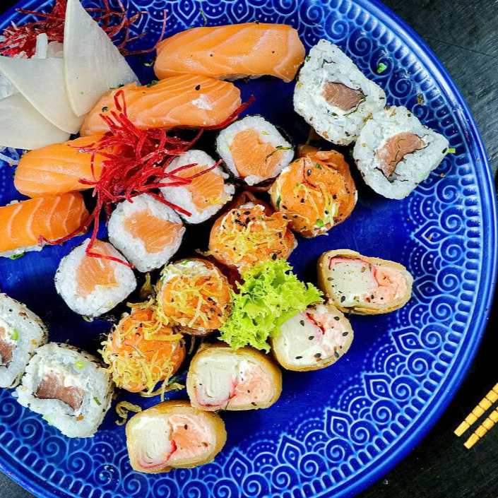 04 Niguiri de salmão - 04 hossomaki de salmão - 04 uramaki de salmão - 04 joe de salmão - 04 hot de salmão especial ( sem arroz )