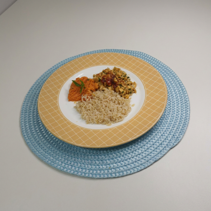 Marmitas- média (200g) - grande (400g). refeição saudável, saborosa, prática e nutritiva! . observações: -marmitas congeladas, aquecimento no microondas, forno ou banho maria. -taxa de R$ 2,00 por cada marmita de carne bovina.