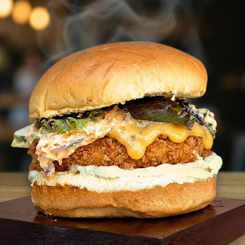 Nosso burger vegano com exclusiva proteína de ervilha sabor frango, empanamento crispy, salada de folhas crocantes, cenoura ralada, cebola, tudo fresquinho,e o toque cremoso do tofupiry da casa que vai te conquistar. Experimente essa delícia!