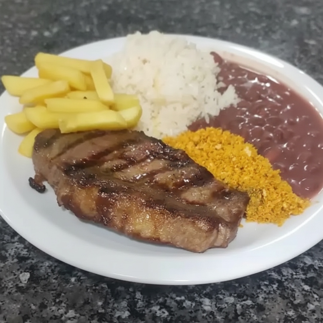 Bife de angus grelhado (200g) na churrasqueira, suculento, arroz, feijão vermelho, farofa dourada com bacon e batara frita.
Obs: O prato é enviado em marmita selada, 100% reciclável, livre de bisfenol A, e com divisórias para manter a qualidade do produto!
Comportam a mesma quantidade de comida que as marmitas de isopor <3