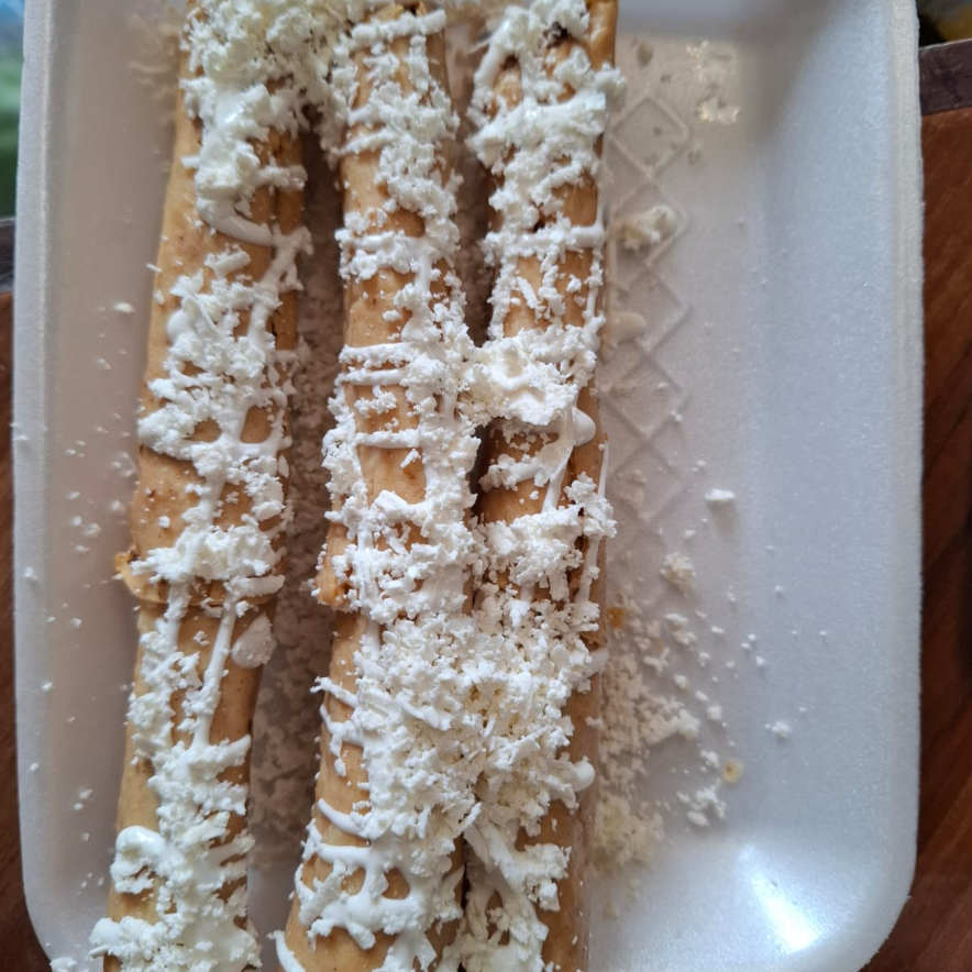Flauta de Pollo y Picadillo