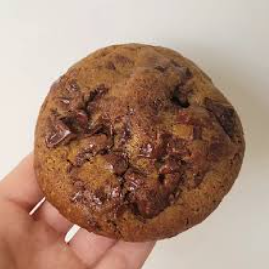 Cookie super crocante finalizado com gotas de chocolate ao leite.