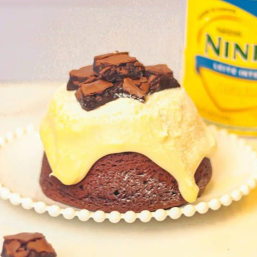 Peça já seu bolo de chocolate mega delicioso,feita com cacau 50%,super molhadinho,recheado e coberto por brigadeiro de Ninho cremoso e quentinho.Acompanha leite em pó para finalizar e brownie.serve até 2 pessoas(aprox.400g)