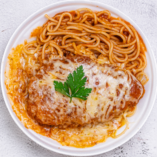 Marmita com delicioso filé de frango parmegiana (empanado na massa crocante, coberto por molho de tomate e queijo), acompanha o macarrão espaguete ao molho de tomate.