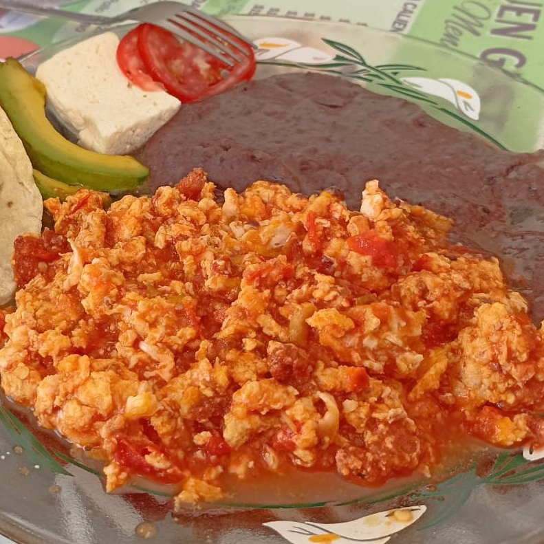 Chorizo con huevo en salsa de tomate