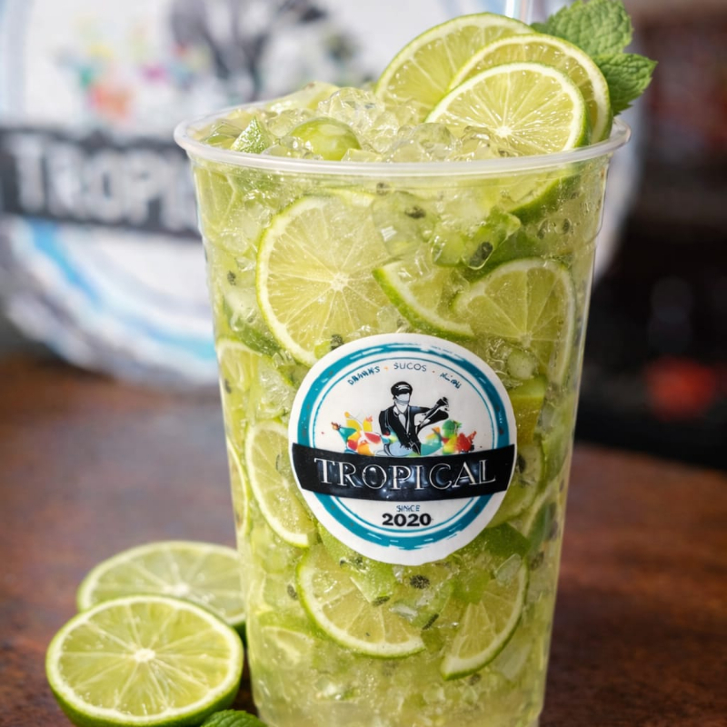 Limão taiti , vodka e gelo.