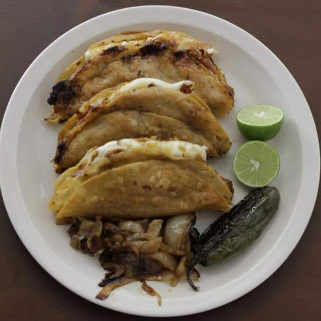 Taco de Barbacoa Dorado con Queso