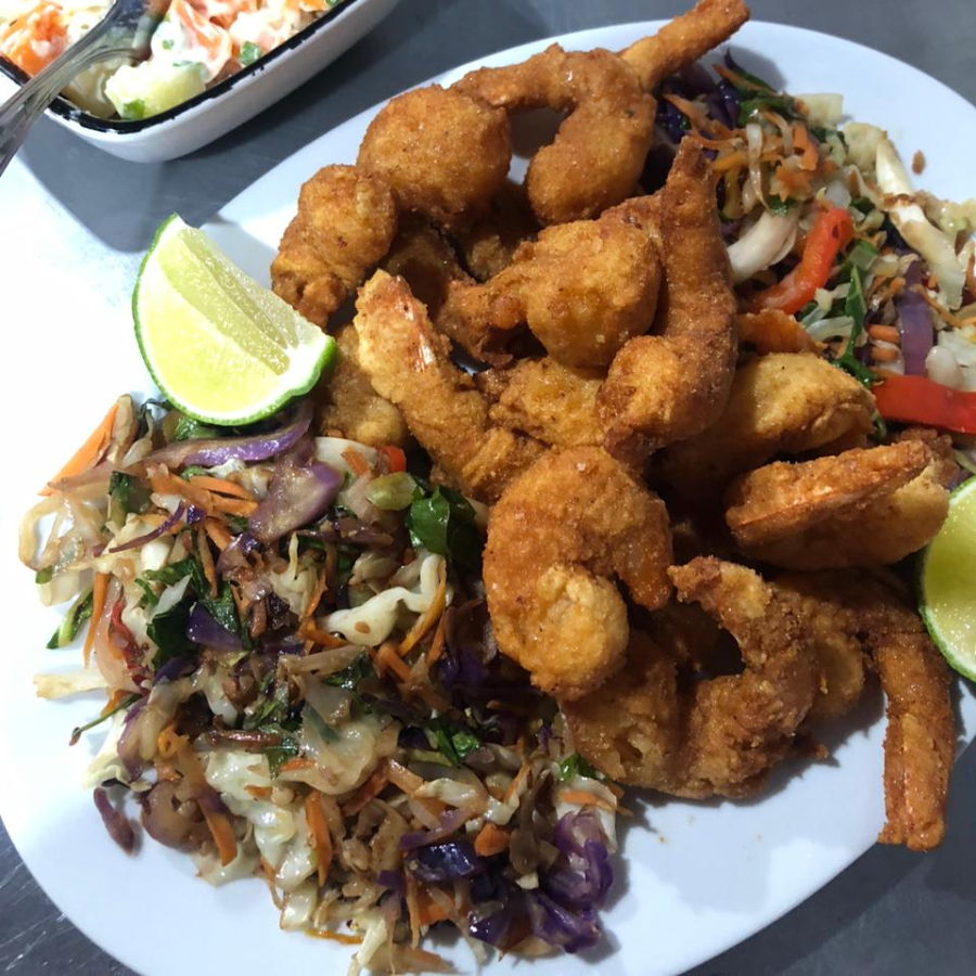 Arroz branco; batata frita; salada de maionese; legumes salteados e farofa.