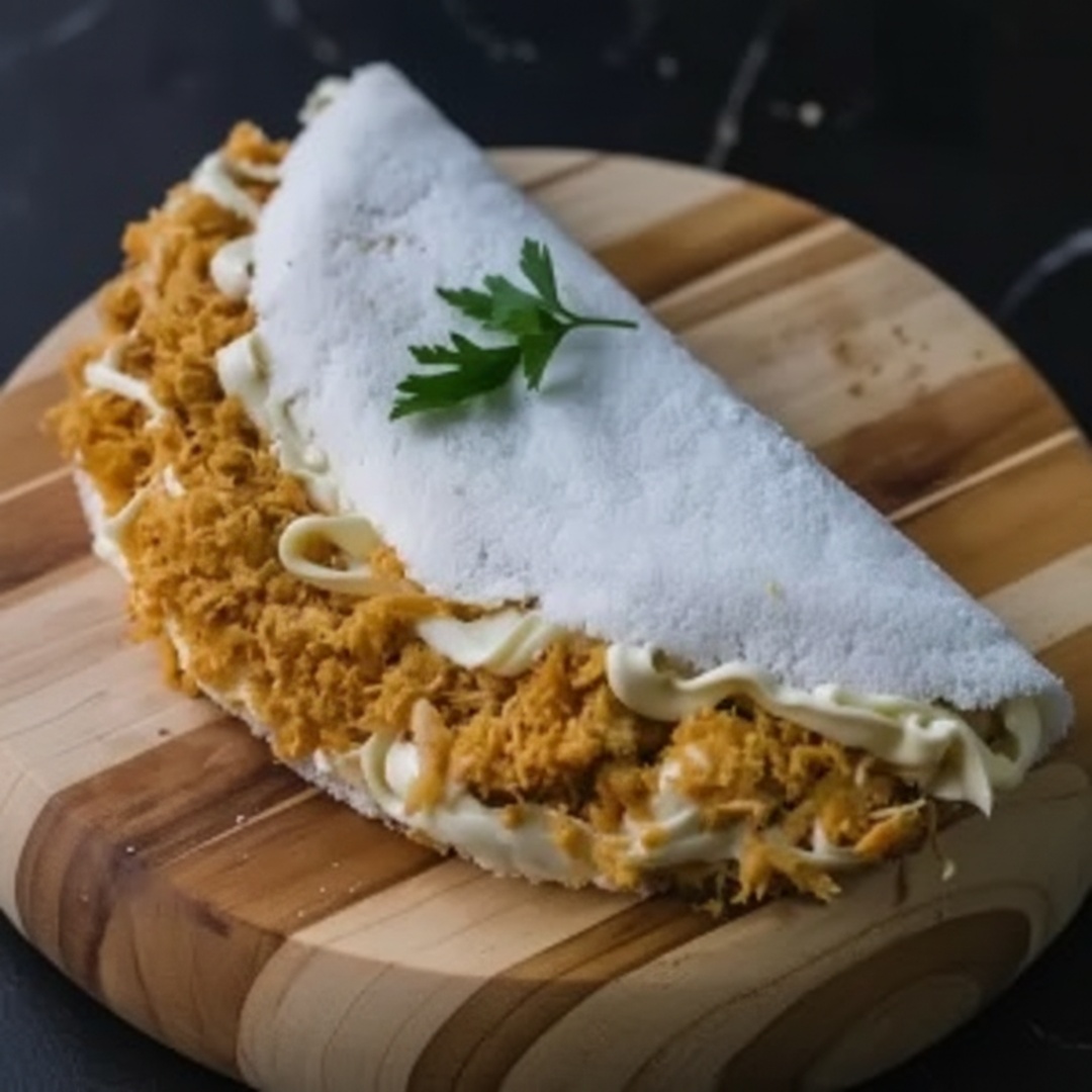 Otimo lanche tapioca recheada com frango desfiado catupiry canto de minas tomate e cebola
