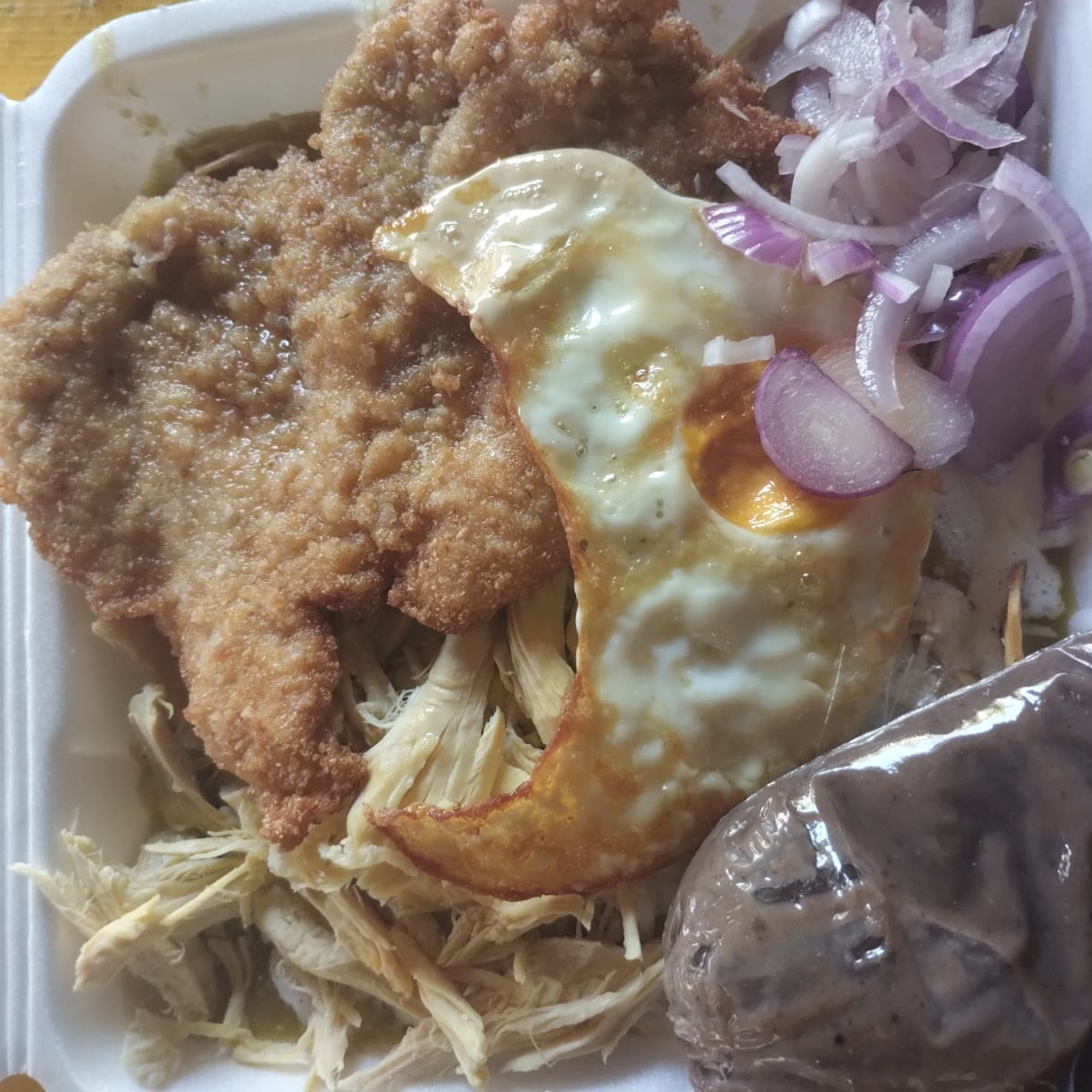 chilaquiles con milanes y pollo o huevo