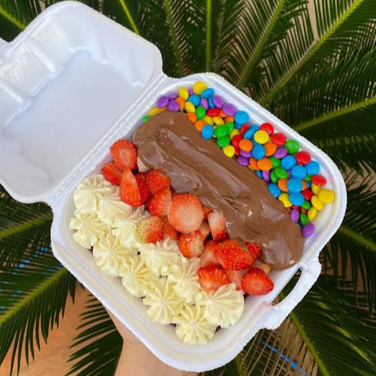 Saboreie esta deliciosa marmita de Açaí com frutas fresquinhas e acompanhamentos saborosos.