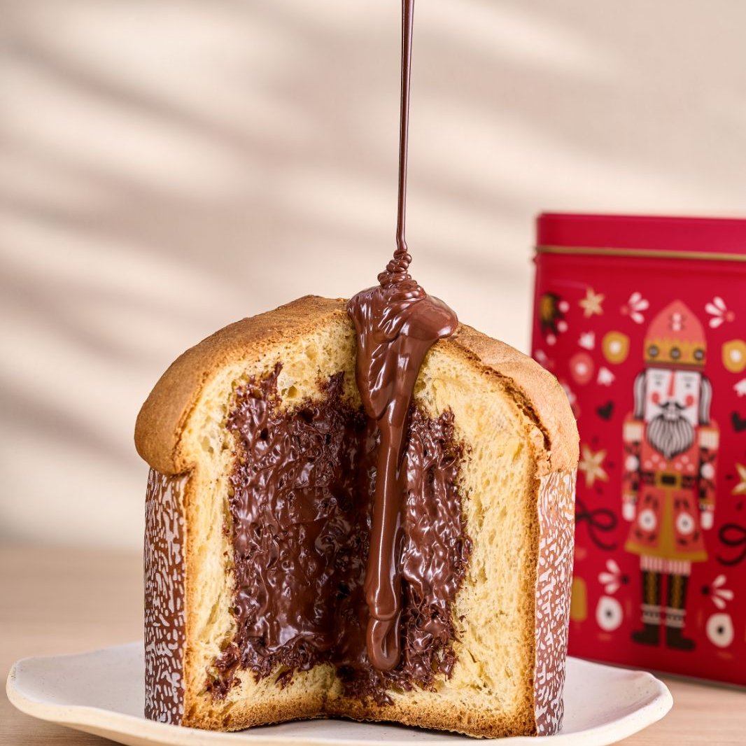 Panettone de 680g de fermentação natural recheado artesanalmente em loja com creme gianduia.