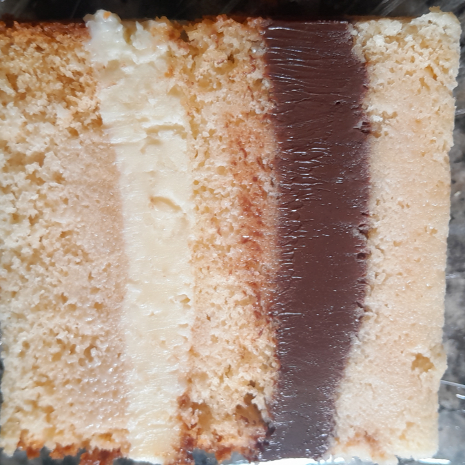 Uma incrível  massa de baunilha  , super molhada  com um brigadeiro  cremoso de coco e de chocolate  meio amargo . Uma explosão  de  sabor