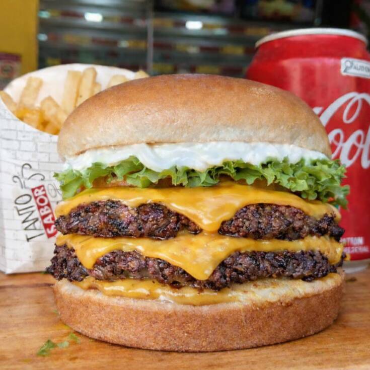 Você vai adorar essa mistura louca de sabores !
Smash Duplo (Pão Brioche , Duas carnes Artesanal 60g, queijo prato , Tomate , alface , picles , cebola picadinha e nossa deliciosa maionese caseira . ) + 80g de batata frita Crocante e uma coca lata estupidamente Gelada.