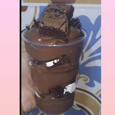 Copo da Felicidade Chocolatuuudo (200ml) Para os apaixonados por chocolate, o nosso Chocolatuuudo é a escolha perfeita! Uma combinação irresistível de creme de chocolate super cremoso e pedaços de brownie macio, finalizado com o sofisticado Granulado Granulé de chocolate nobre. Cada colherada é uma explosão de sabor e intensidade, ideal para quem não abre mão de um doce verdadeiramente chocolatoso!