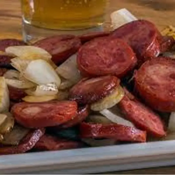 Calabresa defumada fatiada, arroz, feijão, farofa, salada, fritas ou legumes