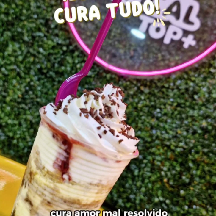 Desfrute de um copo generoso de 400ml repleto de Sorvete Premium. Oferecemos uma vasta gama de sabores indulgentes que incluem: Nutella rica em sabor, Bombom delicioso, Pistache exótico, Romeu e Julieta tradicional, Chocolate Branco Trufado elegante, Maracujá Trufado refrescante, Morango Trufado suave, Ninho com Frutas Vermelhas vibrante, Ninho Trufado cremoso, Napolitano clássico, Iogurte Grego autêntico, Ovomaltine crocante, Pavê Trufado decadente, Banoffe doce, Cookies, Chocomenta revigorante, Choconinho, Creme puro, Flocos, e a irresistível Torta Alemã. Cada sabor é uma experiência única, pronta para ser saboreada.