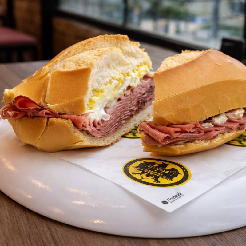Mortadela Ouro Perdigão levemente crostada na chapa, realçando o sabor e a suculência, combinada com cream cheese cremoso, cebola e um toque especial de molho de mostarda. Um lanche marcante, equilibrado e cheio de personalidade, perfeito para qualquer hora do Dia.