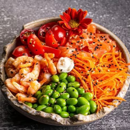 Camarão Empanado, Tomate Cereja, Kani, Couve Frita, Cenoura ralada, cream cheese.