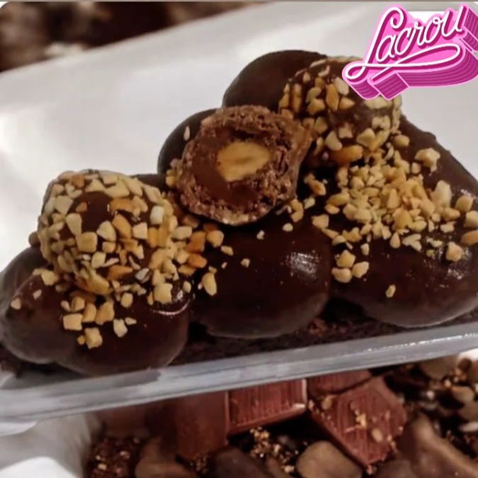 Nosso delicioso brownie recheado com nosso brigadeiro 50% cacau cremoso, amendoins triturado , uma camada de Nutella. E nosso Sucesso decorando Bombom Ferrero Rocher .