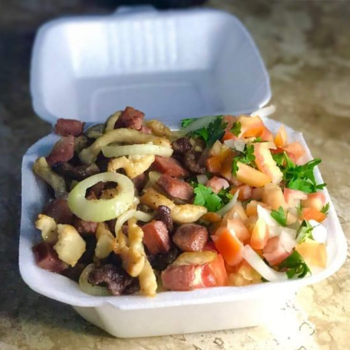 Cremoso e saboroso, o pirão de aipim misto leva carne de sol, frango e calabresa, acompanhado de uma fresca salada vinagrete.
