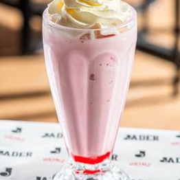 Sorvete de morango batido com leite e calda de morango (400ml). Foto meramente ilustrativa.