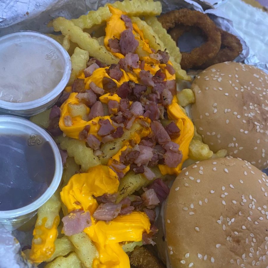 *Dois X Burguer Duplo*, acompanhado de batata frita com bacon e cheddar, anéis de cebola, molho e um Refri 2 Lts.