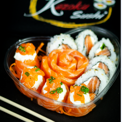 Emabalagem em forma de Coração: vem com 5 Uramaki Filadélfia, 5 Sashimis Cru e4 Joe Filadélfia, pra quem ama Salmão. Acompanha 2 Shoyo e 2 Târe e 1 hashi