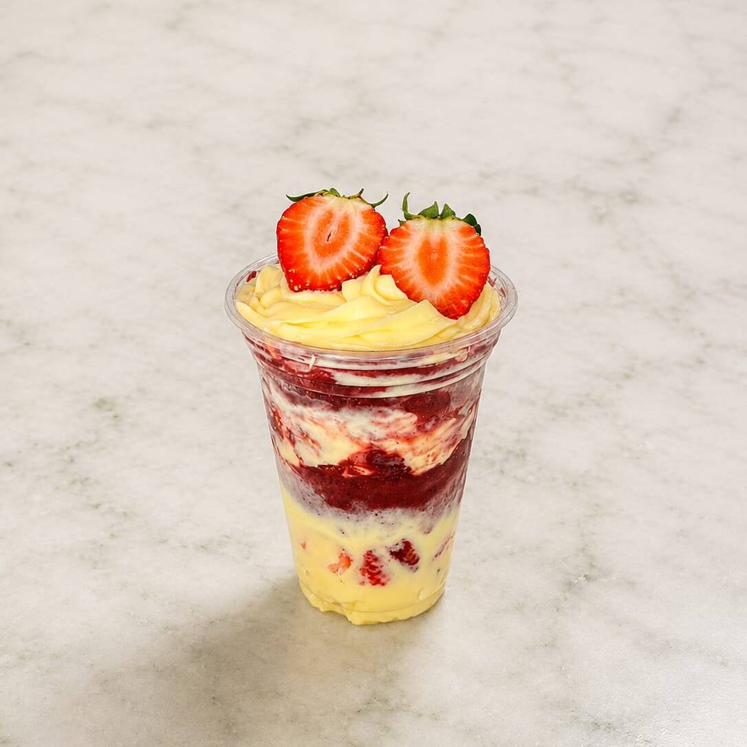 Um copo irresistível de açaí cremoso, combinado com o doce e suave creme de leite Ninho e finalizado com pedaços fresquinhos de morango. A união perfeita de sabor e frescor em cada colherada!