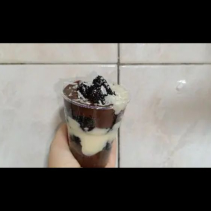 Copo da felicidade de brownie c/ recheio de doce de leite caseiro c/ uva