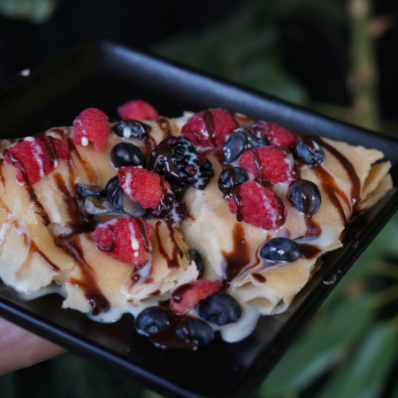 CREPA NUTELLA, LECHERA, Y FRUTOS ROJO