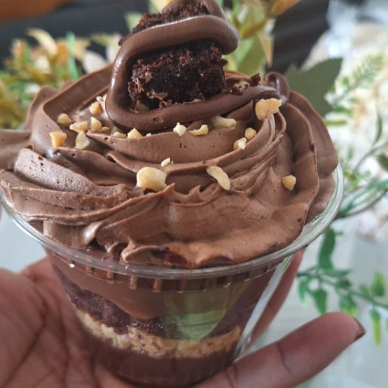 camada de brigadeiro de nutella, amendoim, brownie, nutella e creme de chocolate