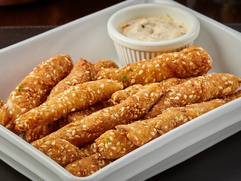 130g de Iscas de peixe à milanesa com gergelim e molho tártaro.