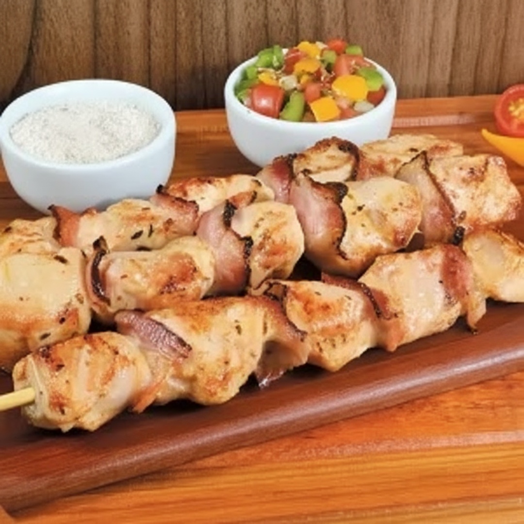 Espetinho de frango c/bacon