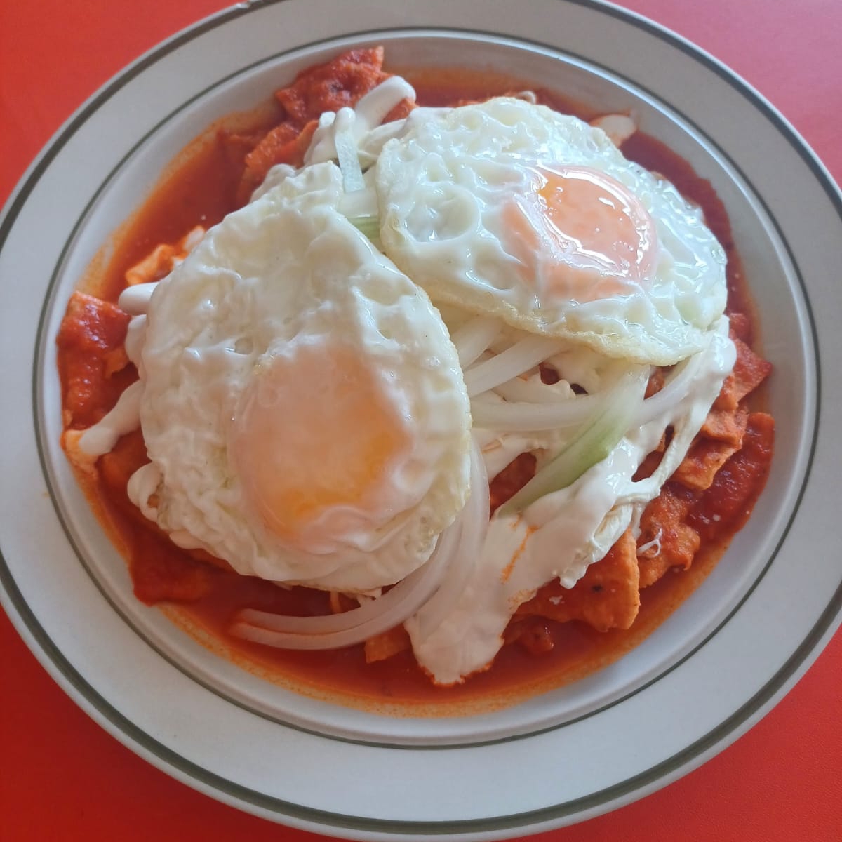 Chilaquiles Rojos con huevo