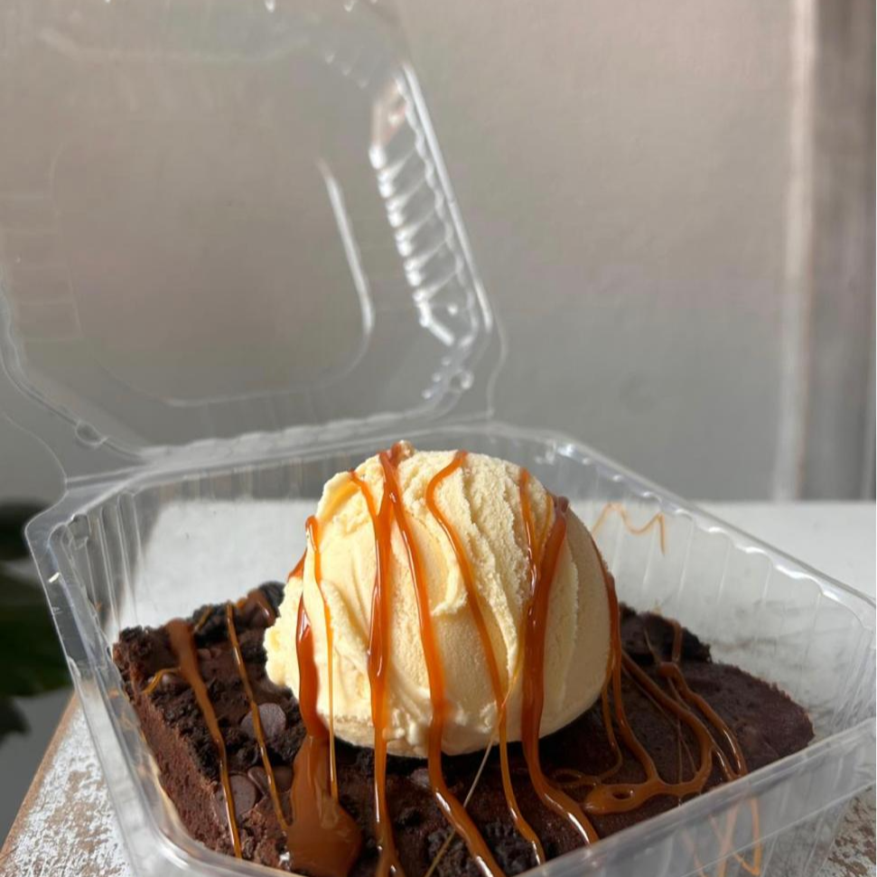 BROWNIE CON HELADO