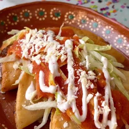 Orden de tacos dorados de pollo con papa